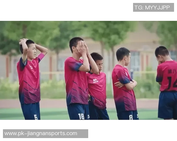 足球场上的温暖瞬间:从球员间的互助到感动人心的比赛时刻