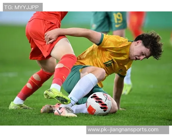 孤独的足球巨星在绿茵场上追寻荣耀背后的人生思索